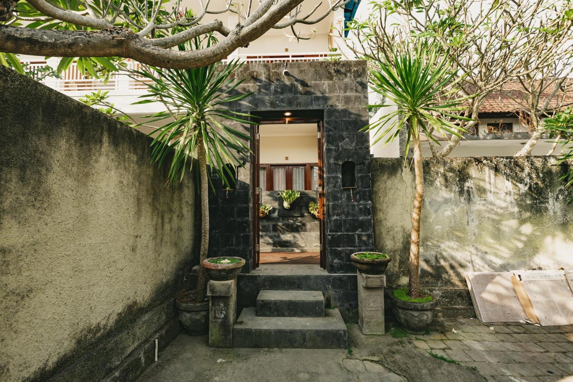 Happy Devi Guesthouse Canggu Eksteriør billede